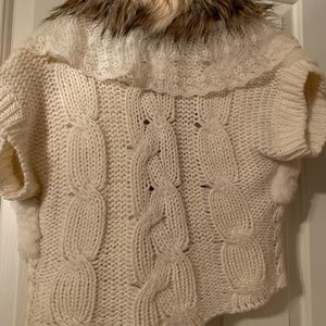 Short sweater with fur collar